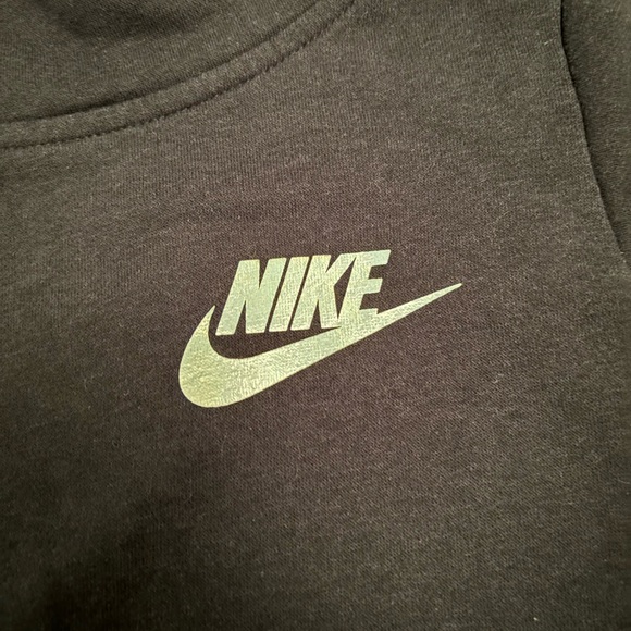 Nike Girls medium black crewneck with iridescent logo - Picture 2 of 4